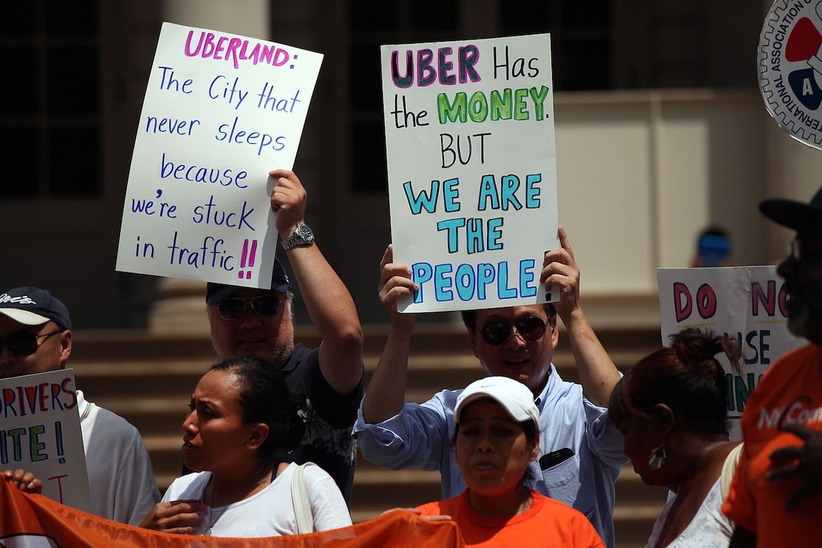 «Über тратит миллионы на атакующую рекламу после того, как мэр Нью-Йорка объявил о введении ограничений для водителей… Может ли это сработать?!»