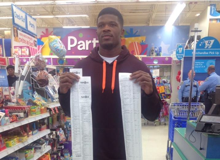 Ресивер Хьюстон Уайд Андре Джонсон совершил еще одно рождественское чудо для детей из малообеспеченных семей