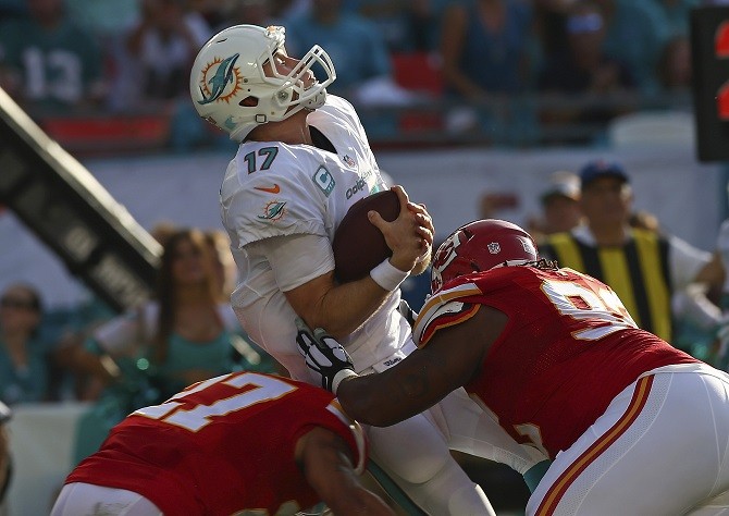 Посредственный QB Майами Райан Таннехилл в конечном итоге заработает НАМНОГО больше денег, чем Дэн Марино из НФЛ