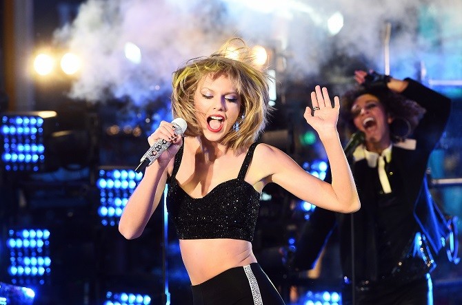 Тейлор Свифт только что поставила на колени компанию с оборотом в 730 миллиардов долларов одним сообщением в блоге